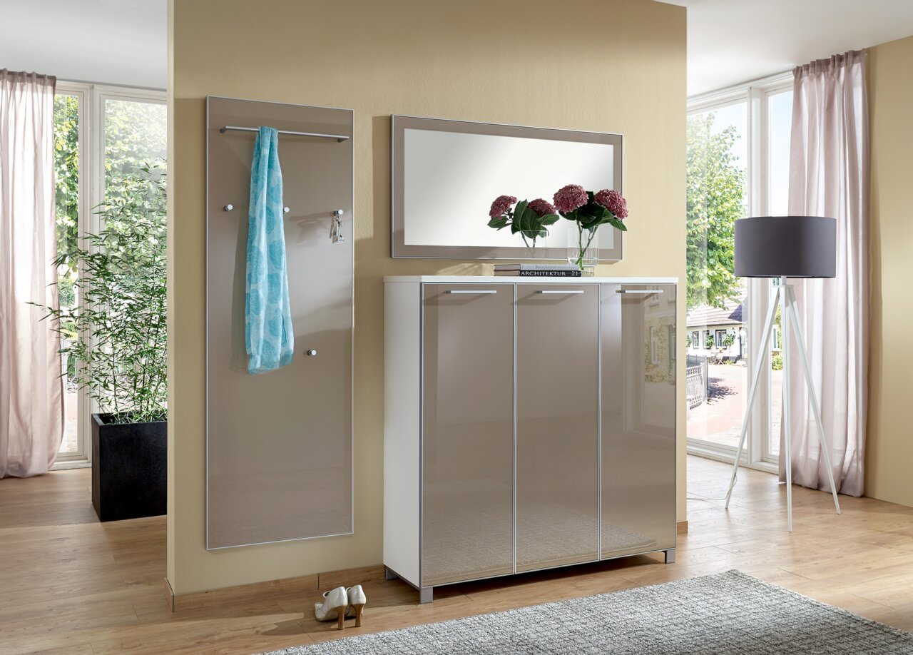 VOSS Garderobenbank SANTINA Moderner Eingangsbereich mit Garderobenpaneel, Spiegel und Schuhschrank in heller, eleganter Optik. Frontalansicht.