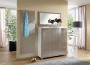 Moderner Eingangsbereich mit Garderobenpaneel, Spiegel und Schuhschrank in heller, eleganter Optik. Frontalansicht.