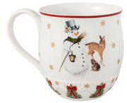 Henkelbecher mit Schneemann-Motiv, Reh und Hase, weihnachtlich dekoriert mit roten Schleifen und Tannenbäumen, seitliche Perspektive