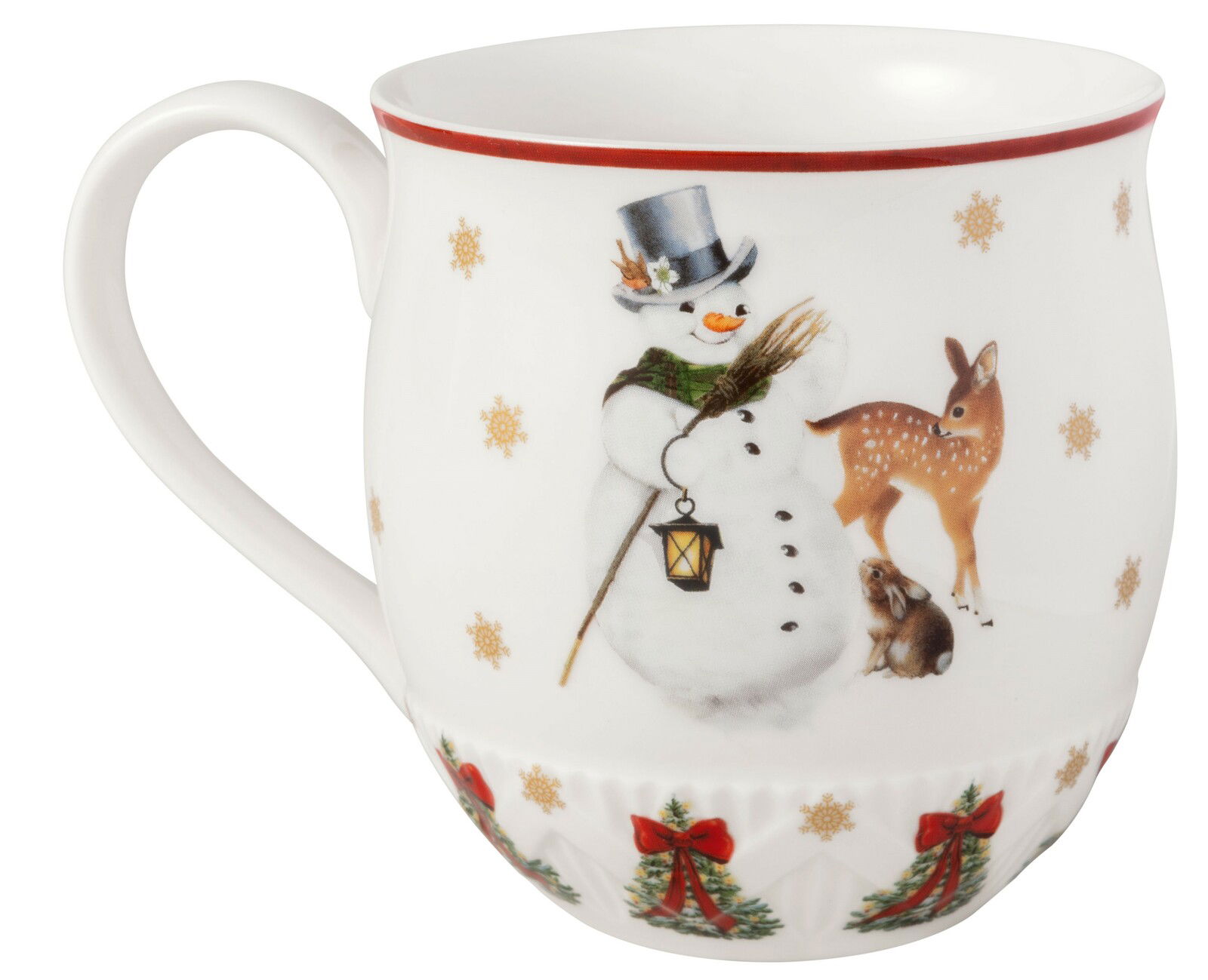 Henkelbecher mit Schneemann-Motiv, Reh und Hase, weihnachtlich dekoriert mit roten Schleifen und Tannenbäumen, seitliche Perspektive