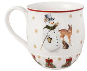 Henkelbecher mit Schneemann-Motiv, Reh und Hase, weihnachtlich dekoriert mit roten Schleifen und Tannenbäumen, seitliche Perspektive