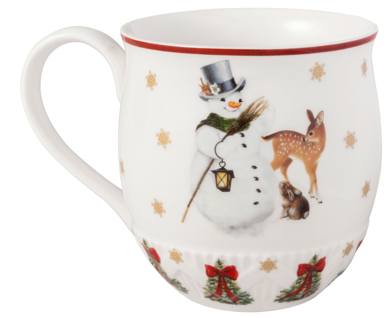 Henkelbecher mit Schneemann-Motiv, Reh und Hase, weihnachtlich dekoriert mit roten Schleifen und Tannenbäumen, seitliche Perspektive