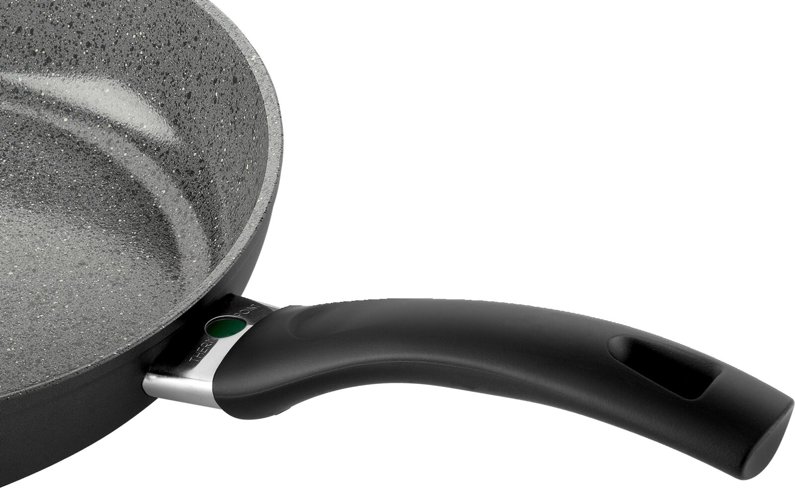 Nahaufnahme einer Bratpfanne mit 28 cm Durchmesser, graue Antihaftbeschichtung und schwarzem Griff, seitliche Perspektive