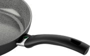 Nahaufnahme einer Bratpfanne mit 28 cm Durchmesser, graue Antihaftbeschichtung und schwarzem Griff, seitliche Perspektive