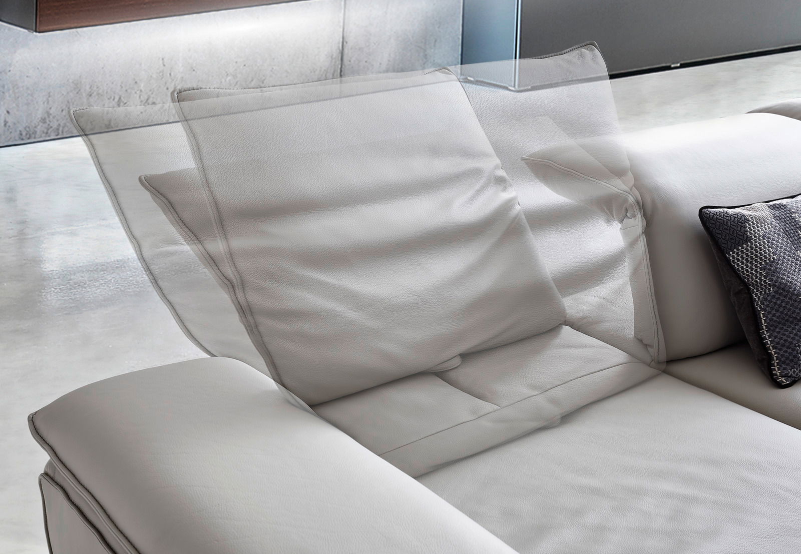 Nahaufnahme einer weißen Ledercouch mit verstellbarer Rückenlehne, seitliche Perspektive.