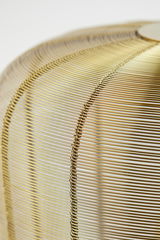 Nahaufnahme einer Hängeleuchte mit feinen, goldenen Drähten in einem eleganten, gewölbten Design.