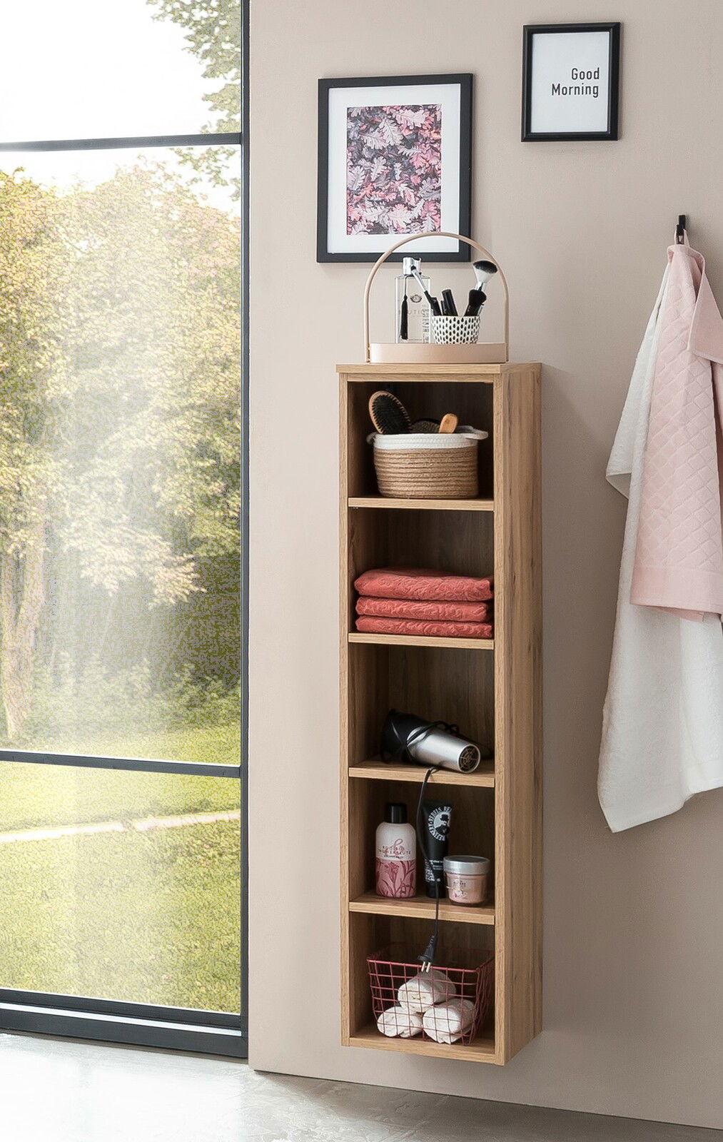 Holz-Midi-Regal an der Wand, gefüllt mit Handtüchern, Körben und Pflegeprodukten, seitliche Perspektive.