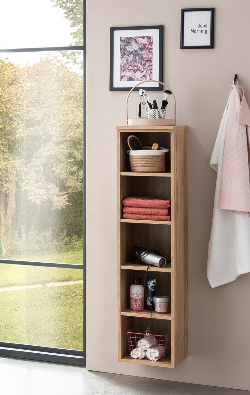 Houten midi-rek aan de muur, gevuld met handdoeken, manden en verzorgingsproducten, zijaanzicht.