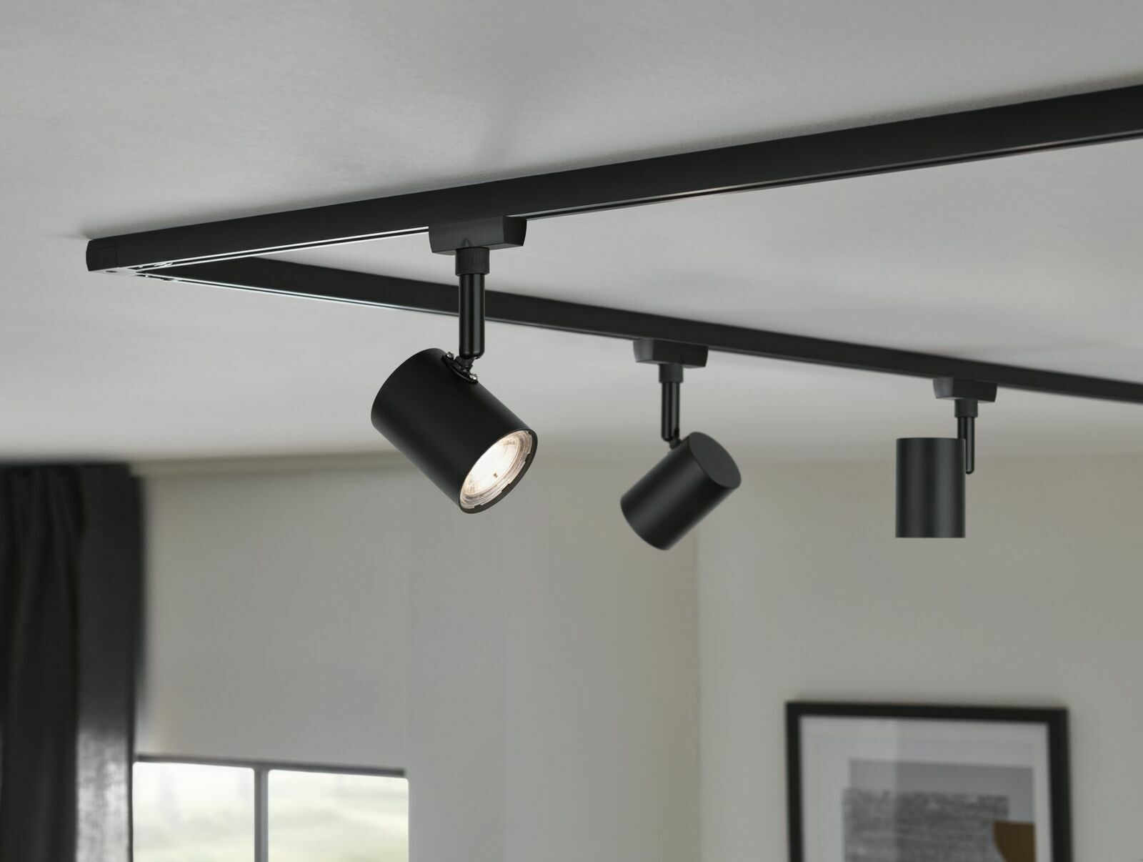 Schwarzer Schienenspot Limba an der Decke montiert, seitliche Perspektive