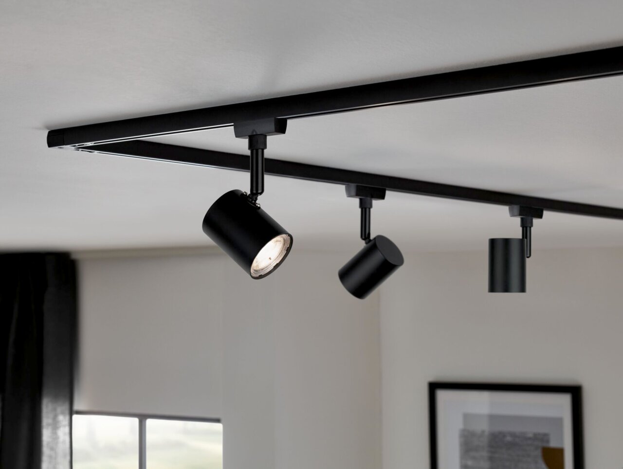 Schwarzer Schienenspot Limba an der Decke montiert, seitliche Perspektive