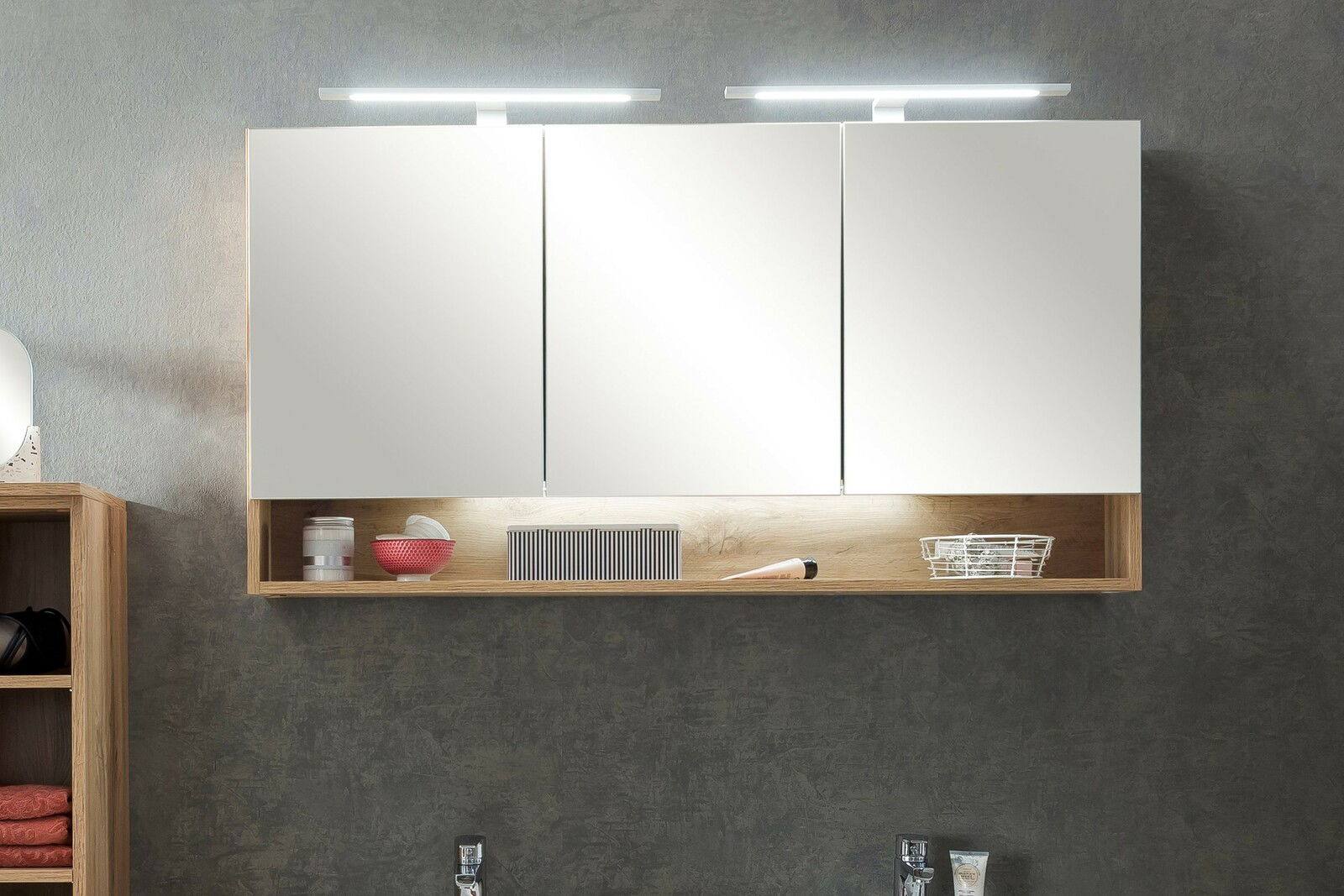 Moderner Spiegelschrank mit drei Türen und integrierter Beleuchtung, frontal betrachtet.