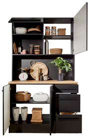 Buffet-Schrank in schwarzem Design mit offenen und geschlossenen Fächern, gefüllt mit Küchenutensilien und Dekorationen, aus frontaler Perspektive.