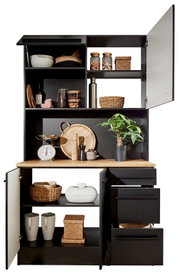 Buffet-Schrank in schwarzem Design mit offenen und geschlossenen Fächern, gefüllt mit Küchenutensilien und Dekorationen, aus frontaler Perspektive.