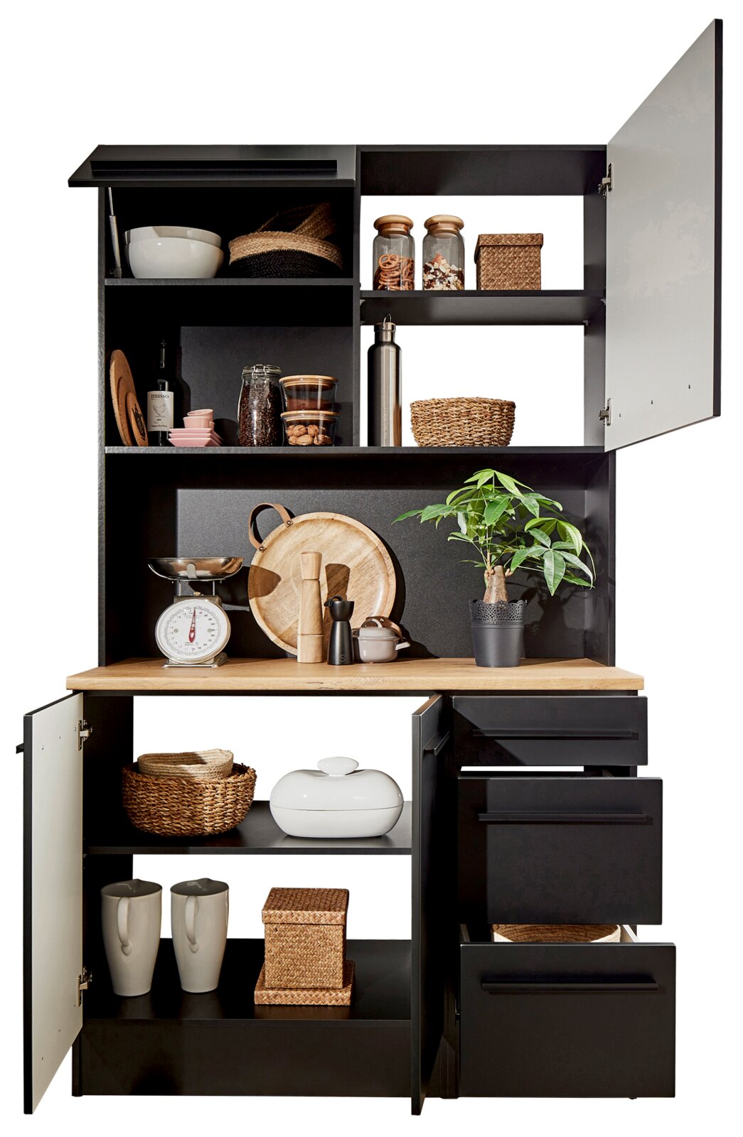 Buffetkast in zwart design met open en gesloten vakken, gevuld met keukengerei en decoraties, gezien vanaf de voorkant.