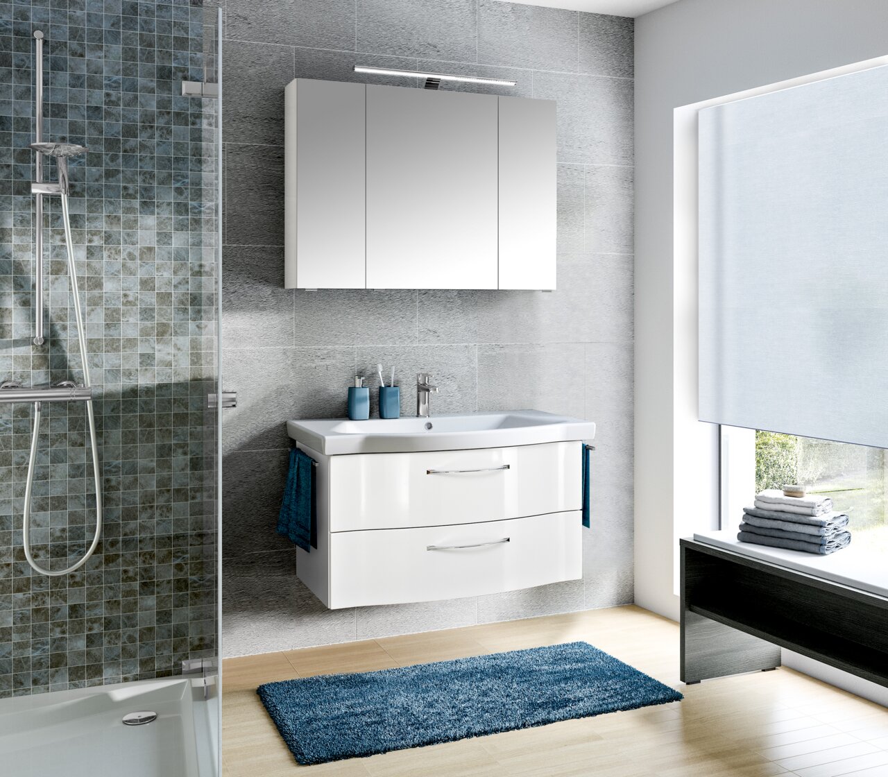 Moderne Badezimmeransicht mit weißem Badblock, bestehend aus einem Waschbecken mit zwei Schubladen und einem darüber hängenden Spiegelschrank, seitliche Perspektive.
