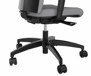 Seitenansicht eines grauen Drehstuhls mit schwarzem Gestell und Rollen