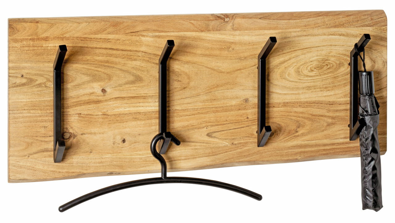 Wandgarderobe aus Holz mit drei schwarzen Haken, von vorne betrachtet. Ein Kleiderbügel und ein Regenschirm sind an den Haken aufgehängt.