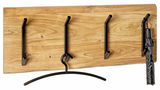 Wandgarderobe aus Holz mit drei schwarzen Haken, von vorne betrachtet. Ein Kleiderbügel und ein Regenschirm sind an den Haken aufgehängt.