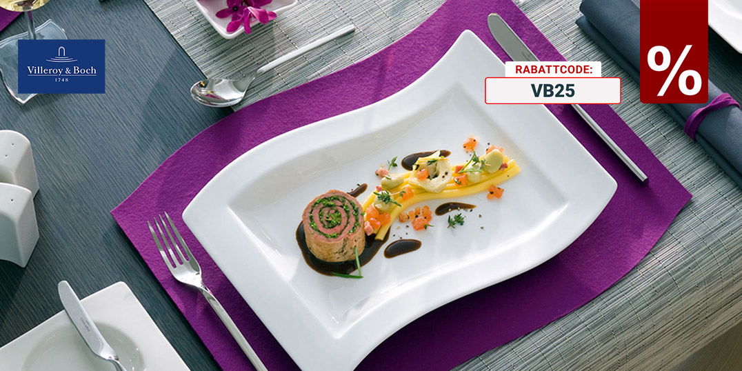 Elegant gedeckter Tisch mit modernem, geschwungenem Teller und feinem Gourmetgericht auf violettem Platzset