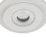 Runde LED-Deckenleuchte in Nahaufnahme von unten, mit konzentrischen Kreisen und modernem Design.