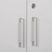 Close-up vooraanzicht van een witte kast met twee lange zilverkleurige handgrepen en een rond cilinderslot op de rechterdeur