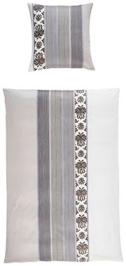 Bettwäsche-Set mit elegantem Streifen- und Blumenmuster, bestehend aus einem Kissenbezug und einem Bettdeckenbezug, aus der Vogelperspektive fotografiert.