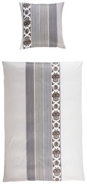 Bettwäsche-Set mit elegantem Streifen- und Blumenmuster, bestehend aus einem Kissenbezug und einem Bettdeckenbezug, aus der Vogelperspektive fotografiert.