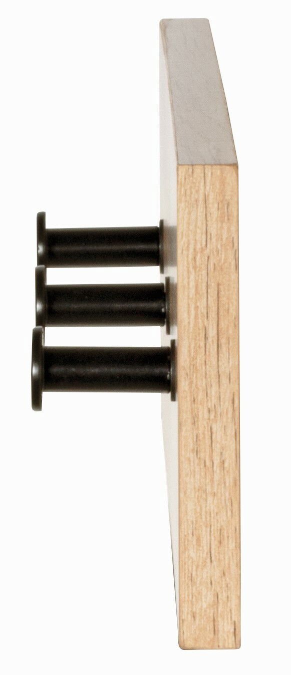 Seitenansicht einer Garderobenleiste aus Holz mit drei schwarzen Haken.