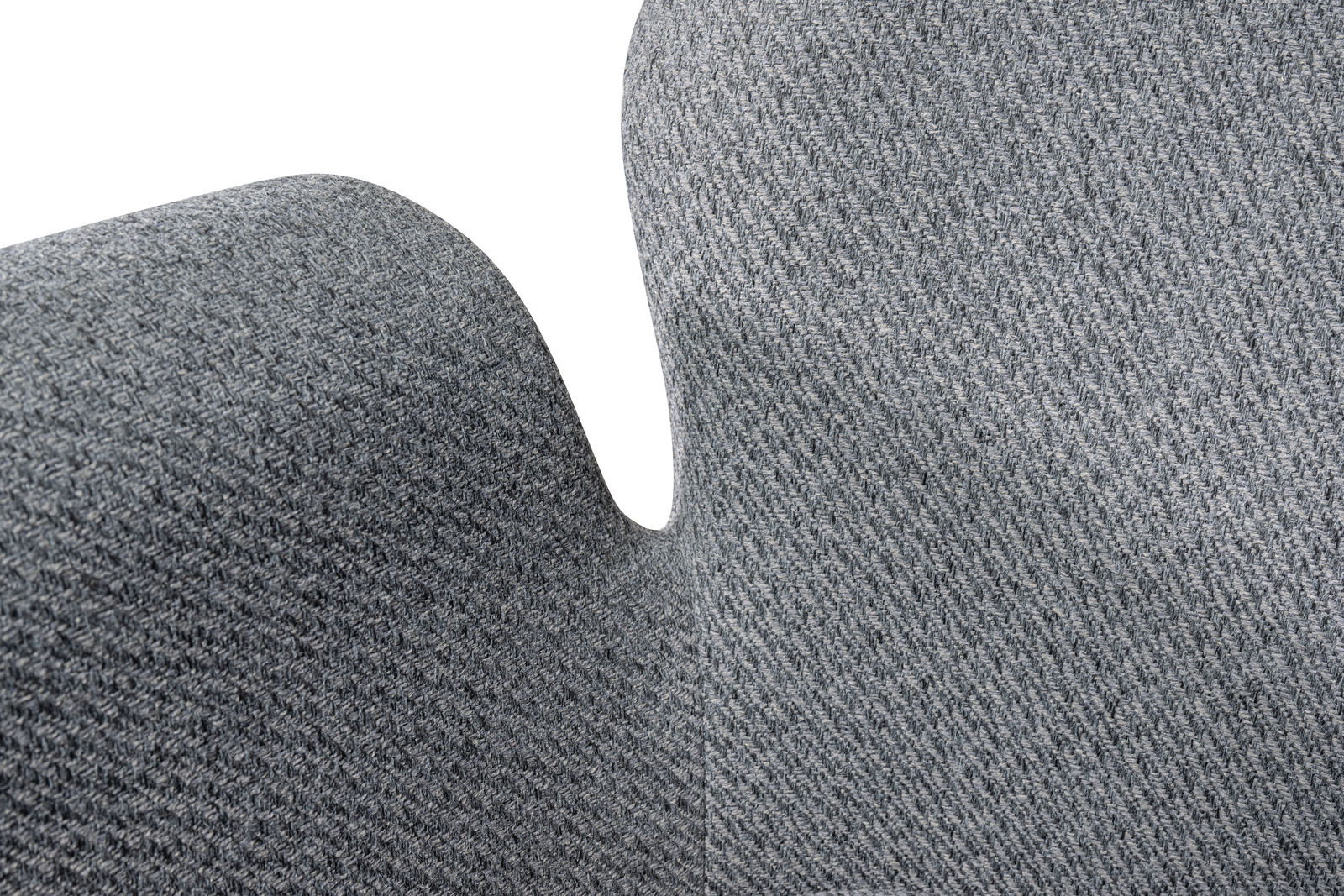 Nahaufnahme eines grauen Sessels mit texturierter Stoffoberfläche, seitliche Perspektive