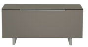 Frontansicht eines modernen, grauen TV-Lowboards der Serie BORMIO mit schlichtem Design und Metallgriff.