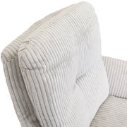 Nahaufnahme eines Armlehnstuhls mit geripptem Stoffbezug in hellem Grau, Ansicht von oben.