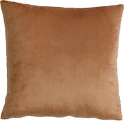 Vierkant sierkussen in warm camelbruin met een zachte fluweelachtige structuur, recht van voren gezien