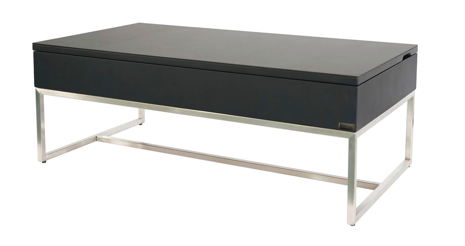 Moderner Couchtisch mit schwarzer Tischplatte und silbernem Metallgestell, seitliche Perspektive