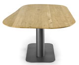 Esstisch aus Holz mit ovaler Tischplatte und zentralem Metallfuß, Perspektive von vorne