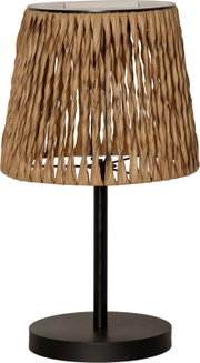 Frontansicht einer Tischlampe mit naturfarbenem, geflochtenem Schirm aus Papier-/Rattanoptik und schwarzem Metallfuß auf weißem Hintergrund