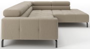 Beiges, geripptes Cord-Ecksofa mit gepolsterten Sitzflächen und schwarzen Metallfüßen, Ansicht schräg von vorne links