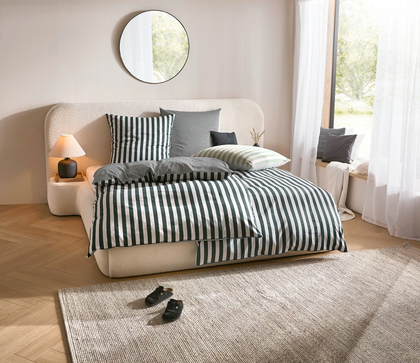 Marc O'Polo Bettwäsche 155x220cm CLASSIC STRIPE Gemütliches Schlafzimmer mit Marc O'Polo Bettwäsche im klassischen Streifenmuster, frontal aufgenommen. Einladendes Ambiente mit weichen Kissen und natürlichem Licht.
