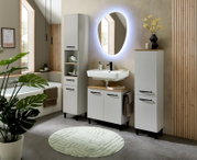 Frontalansicht eines modernen Badezimmers mit weißem Badmöbel-Set (Hochschrank, Waschtischunterschrank und Seitenschrank) mit Holzoptik-Ablagen, ovalem LED-Spiegel und schwarzer Armatur.