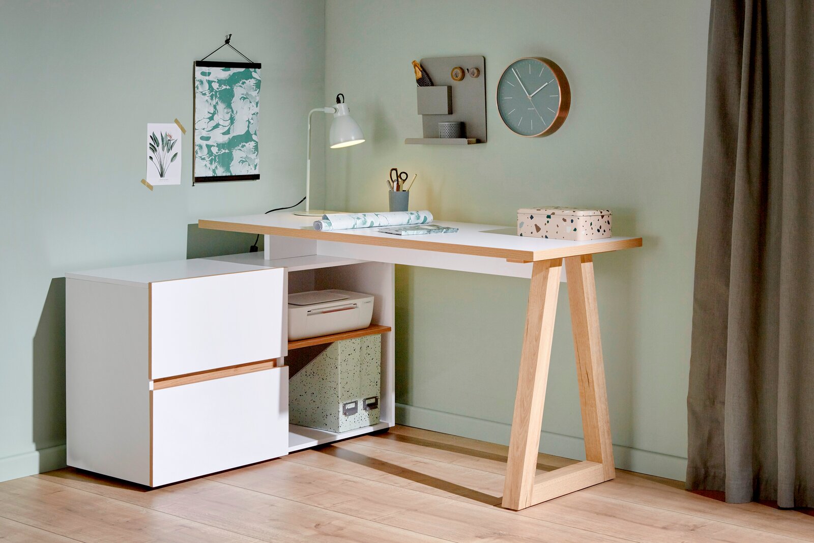 Moderner Eck-Schreibtisch mit weißer Oberfläche und Holzbeinen, seitliche Perspektive