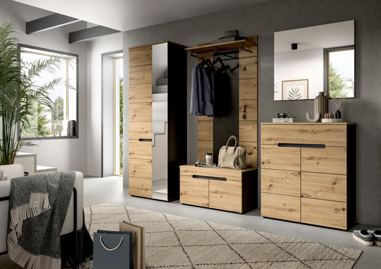 Moderne Garderoben-Kombination im Flur aus Holzoptik mit schwarzem Rahmen, bestehend aus Kleiderschrank mit Spiegeltür, Garderobenpaneel mit Hutablage und Kleiderstange sowie Kommode unter Wandspiegel, gezeigt in frontaler leicht seitlicher Perspektive.