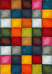 Buntes Patchwork-Design aus quadratischen Stofffeldern in Rot, Gelb, Orange, Pink, Blau, Grün und Weiß, als flache Draufsicht von oben auf die Oberfläche.