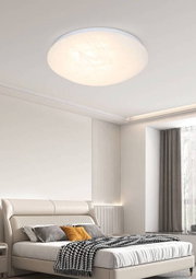 Moderne LED-Deckenleuchte in einem stilvollen Schlafzimmer, von unten betrachtet.