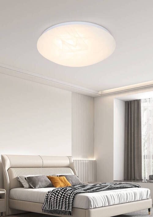 Moderne LED-Deckenleuchte in einem stilvollen Schlafzimmer, von unten betrachtet.