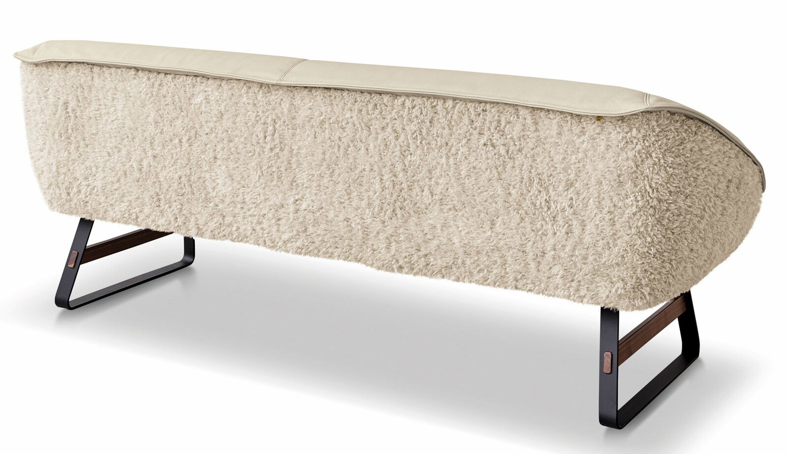 Rückansicht einer modernen, kleinen 2,5-Sitzer Bank mit cremefarbener, flauschiger Polsterung und eleganten Metallbeinen.