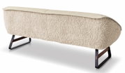 Rückansicht einer modernen, kleinen 2,5-Sitzer Bank mit cremefarbener, flauschiger Polsterung und eleganten Metallbeinen.
