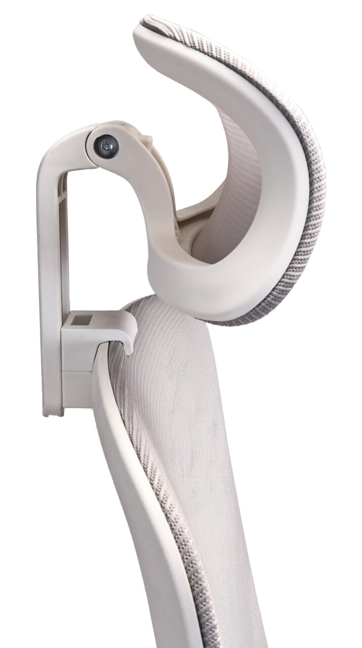 Seitliche Nahaufnahme eines weißen Drehstuhls mit ergonomischer Rückenlehne und Armlehne.