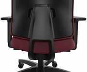 Rückansicht eines modernen Drehstuhls mit schwarzer Rückenlehne und weinrotem Sitzpolster, Armlehnen und Rollen.