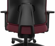 Rückansicht eines modernen Drehstuhls mit schwarzer Rückenlehne und weinrotem Sitzpolster, Armlehnen und Rollen.