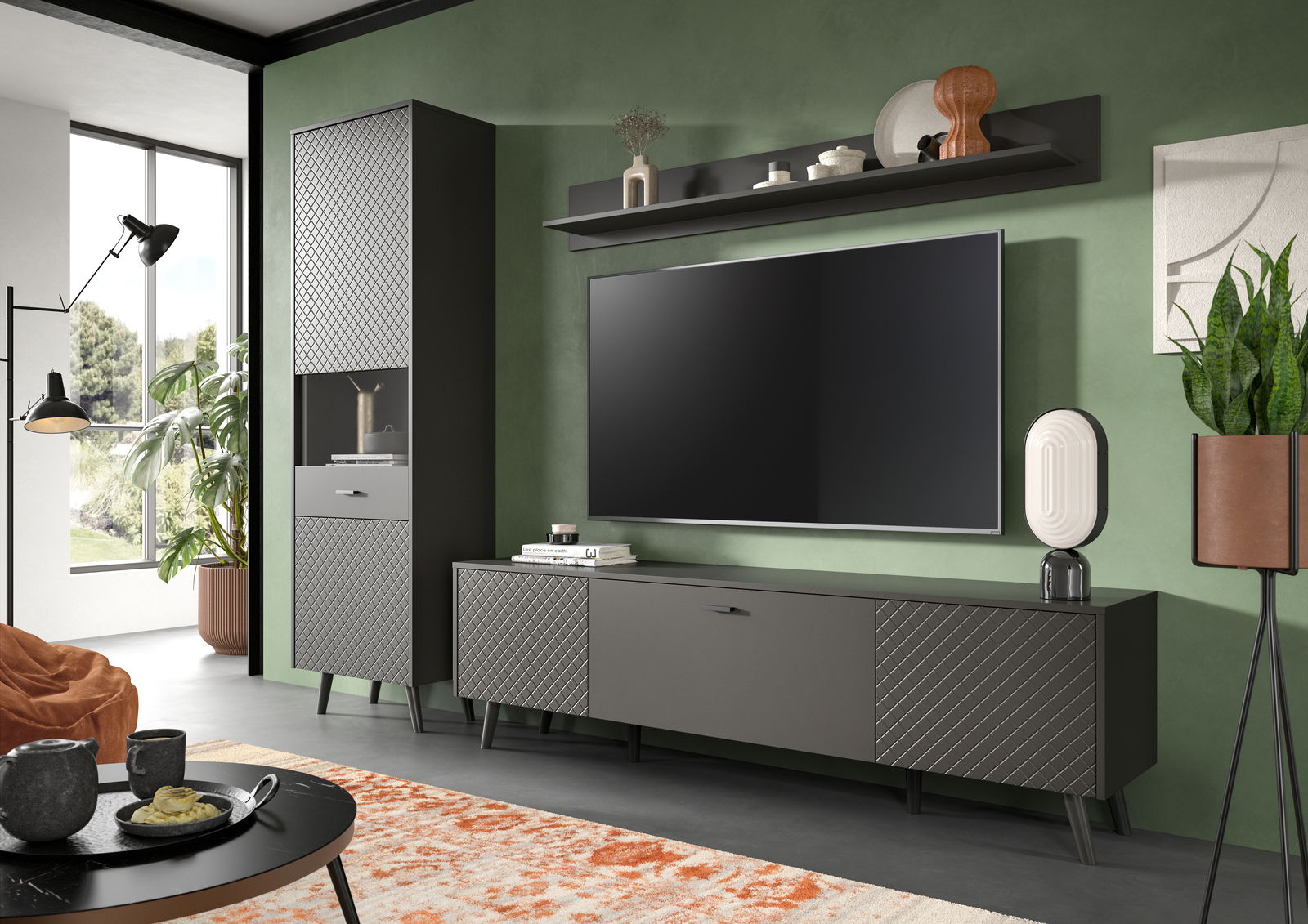 Moderne Wohnkombination in einem stilvollen Wohnzimmer mit grüner Wand, bestehend aus einem hohen Schrank, einem TV-Board und einem Wandregal, seitliche Perspektive.