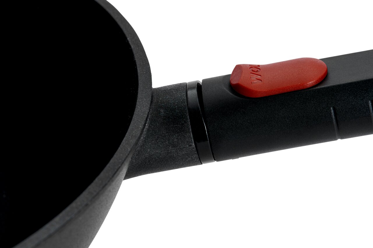 Woll Guss-Wok ECO LOGIC QXR Nahaufnahme eines Guss-Woks mit abnehmbarem Griff und rotem Knopf, seitliche Perspektive